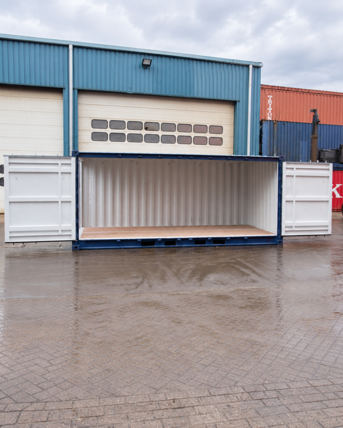 Container Open Side 20 piedi con apertura laterale completa, vista frontale in area industriale